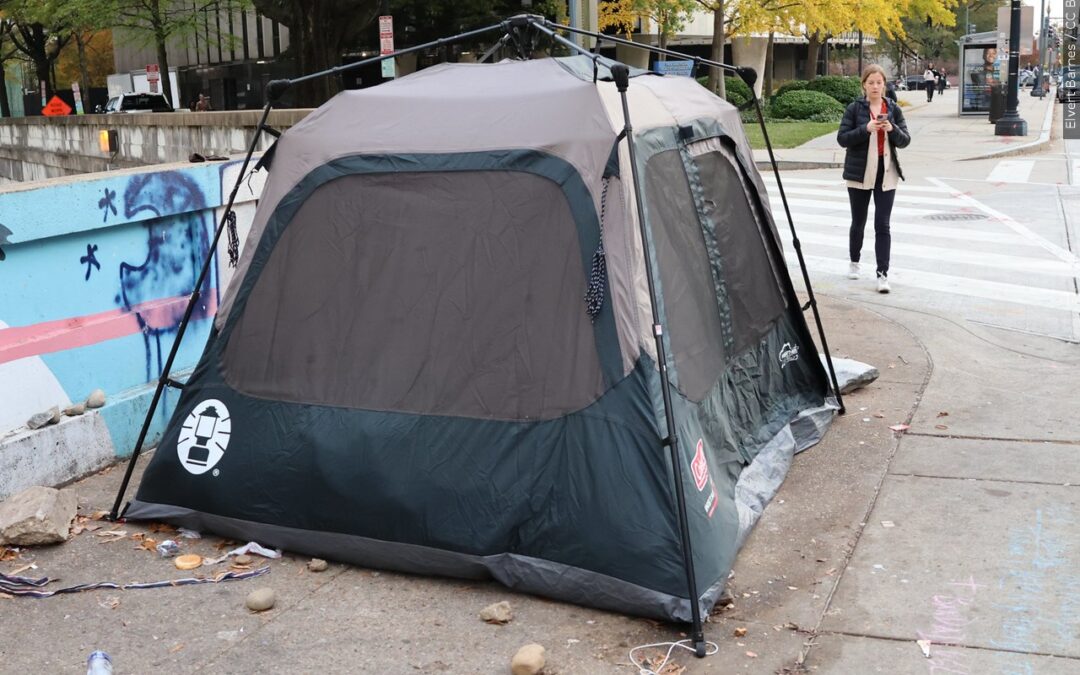 La ciudad de Reno busca modificar una ordenanza que haría ilegal acampar o dormir en las calles