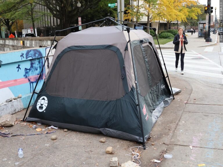 La ciudad de Reno busca modificar una ordenanza que haría ilegal acampar o dormir en las calles