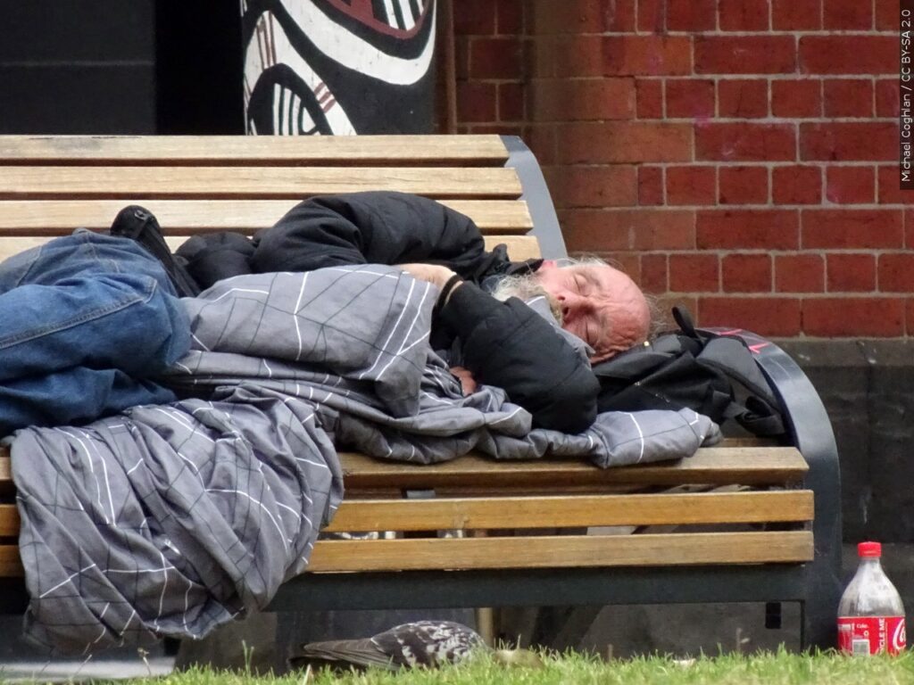 La ciudad de Reno modifica una ordenanza que prohíbe dormir y acampar en lugares públicos