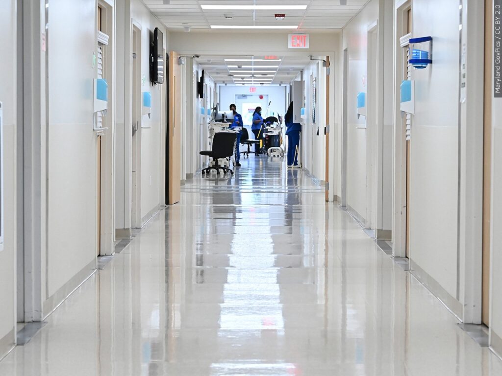 Le roban sus pertenencias a pacientes y empleados en un hospital de Reno