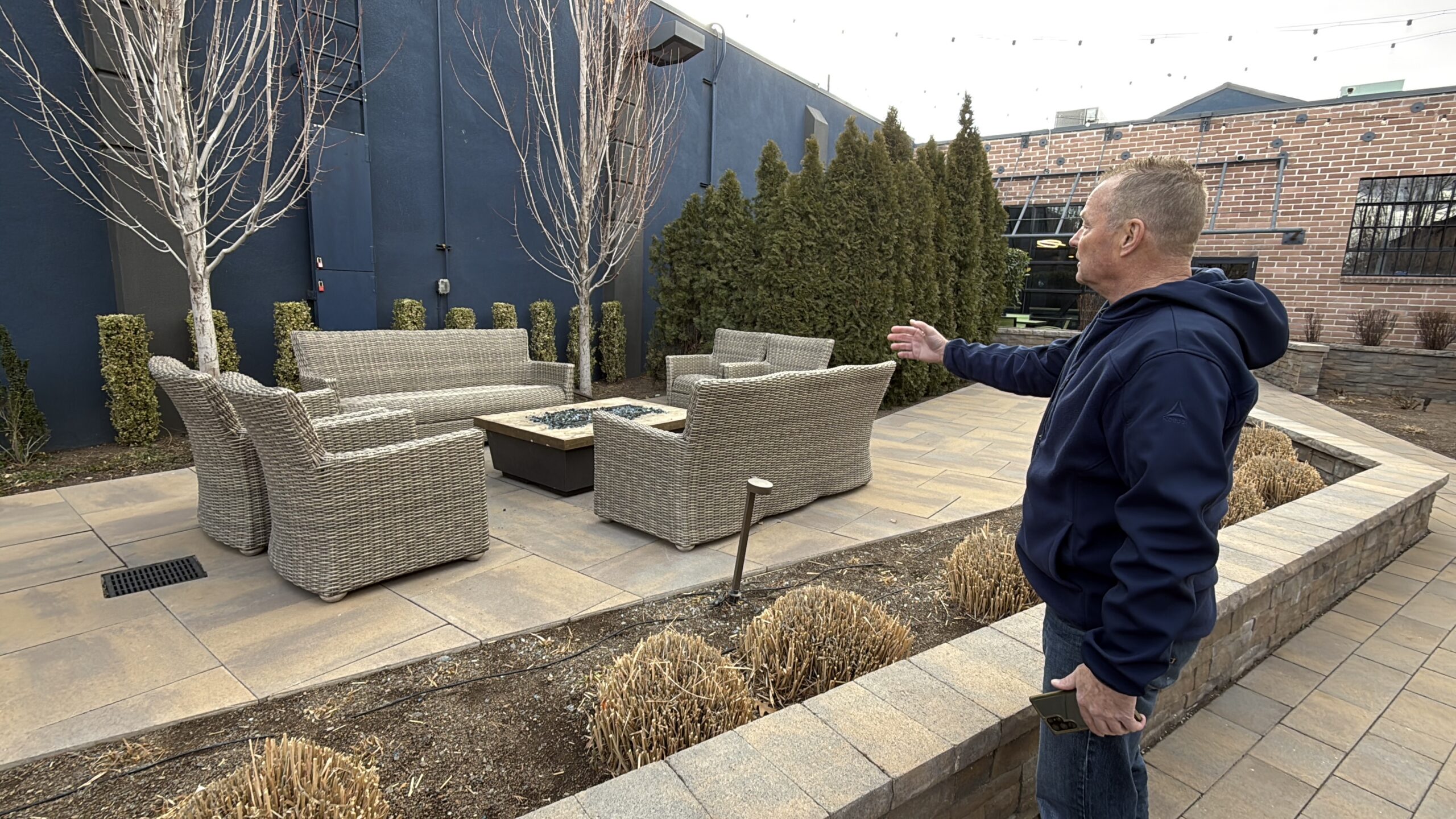 Dueños de negocios en un edificio en Reno se quejan por un problema de indigentes que viven muy cerca de sus comercios 1 IMG 0954