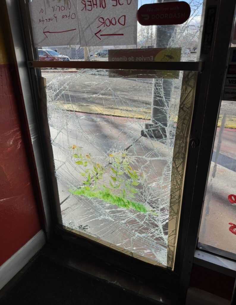 Molestos y frustrados se encuentran los dueños del restaurante El Rincón, tras sufrir daños en su negocio por presuntos ladrones