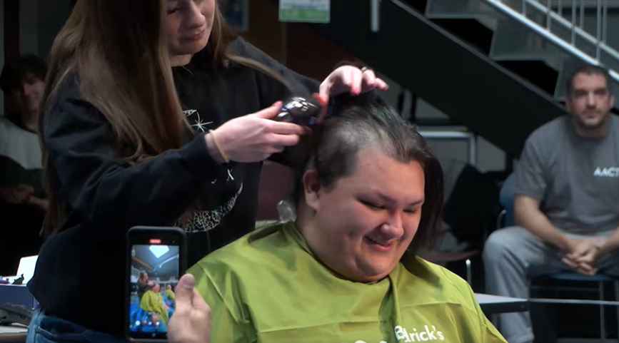 Estudiantes se unen en un acto conmovedor de solidaridad para brindar apoyo a los niños con cáncer