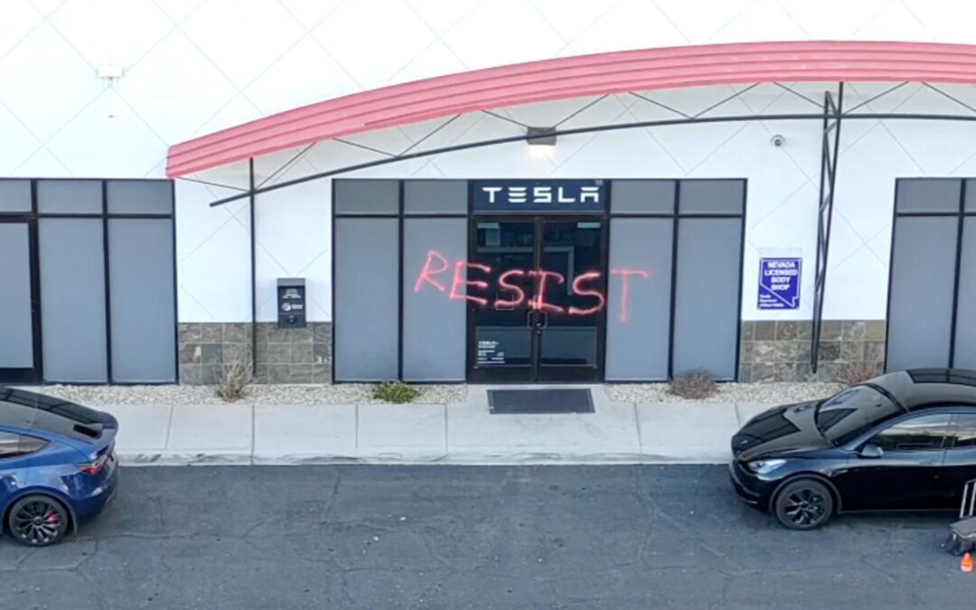 ANÁLISIS| Incendios y vandalismo contra Tesla en el país: ¿Boicot al magnate?