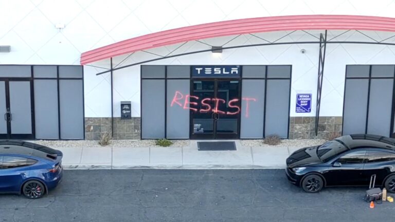 ANÁLISIS| Incendios y vandalismo contra Tesla en el país: ¿Boicot al magnate?