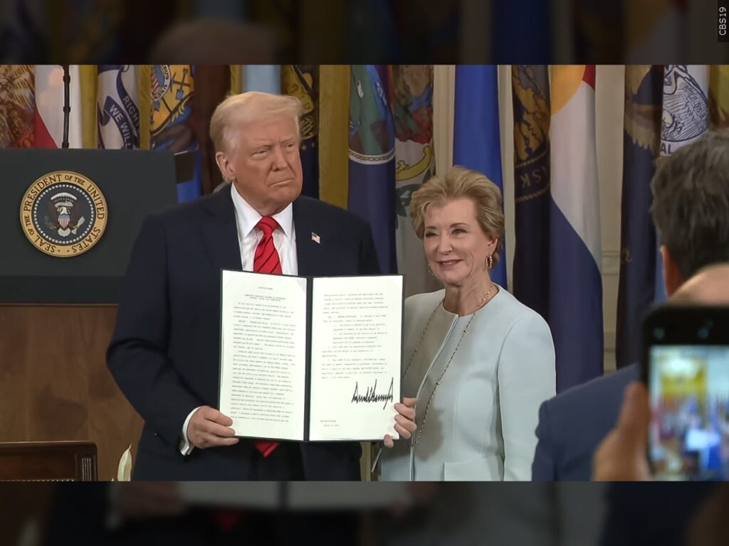 Trump firma orden ejecutiva para desmantelar el Departamento de Educación