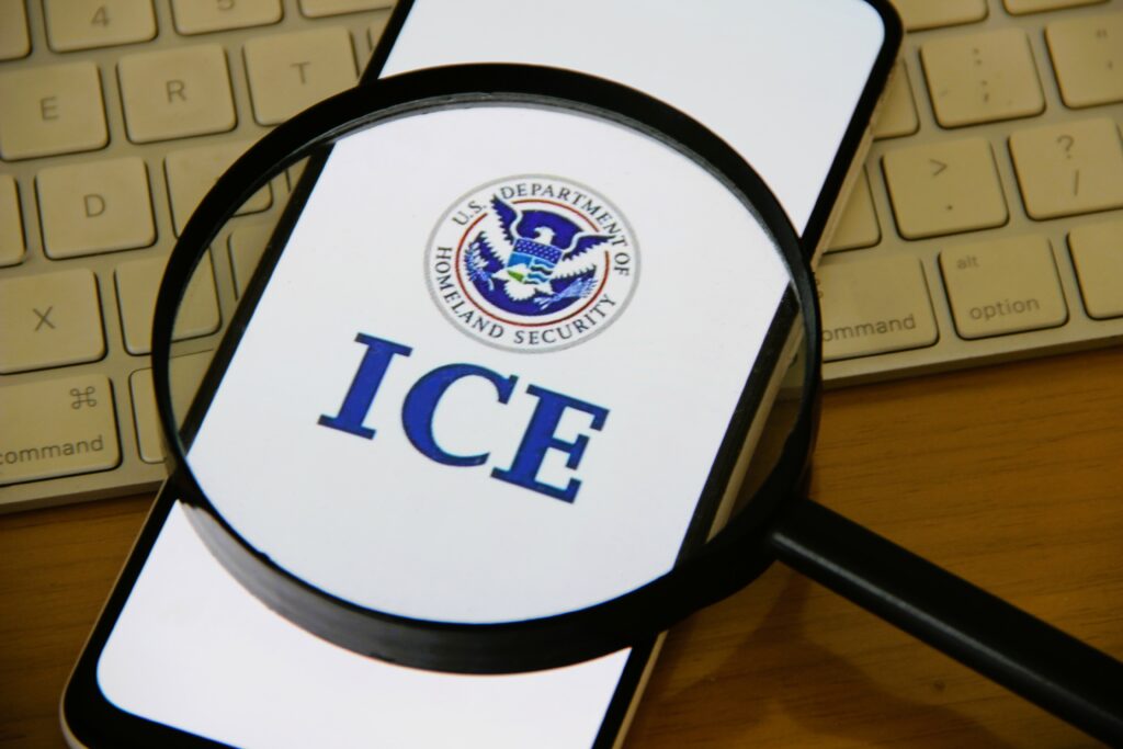 Un tiroteo por agente de ICE desata indignación y se exige justicia