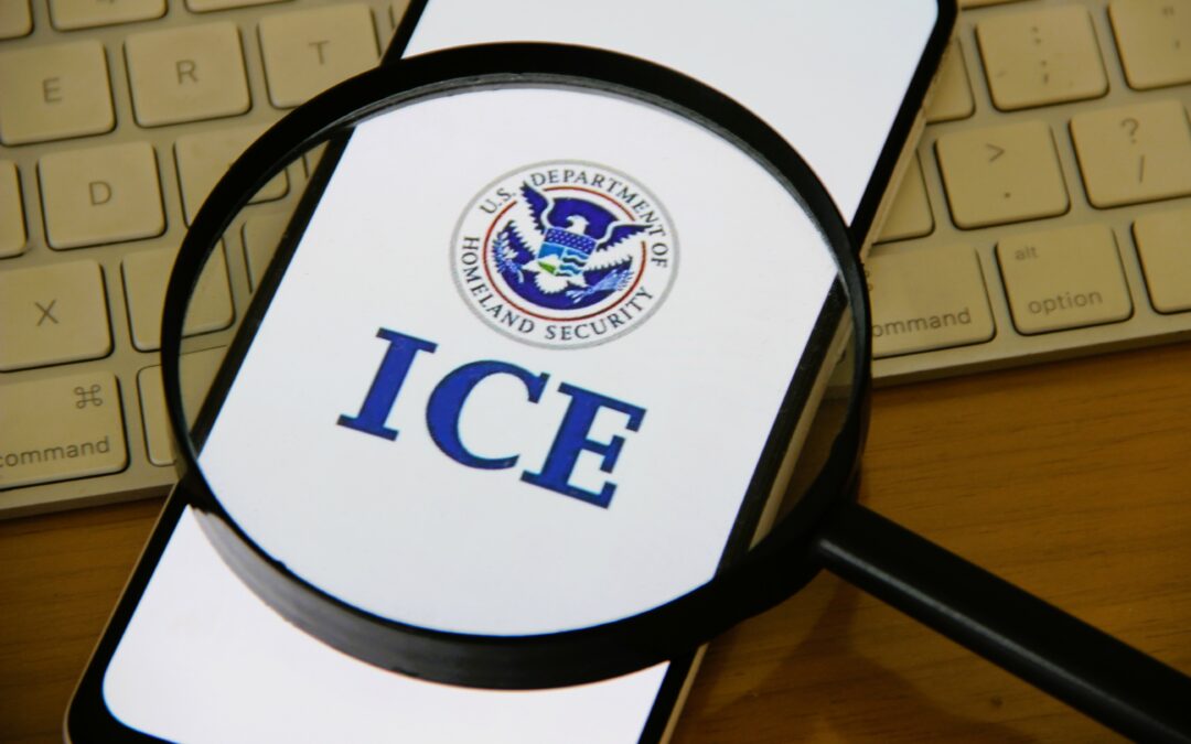 Un tiroteo por agente de ICE desata indignación y se exige justicia