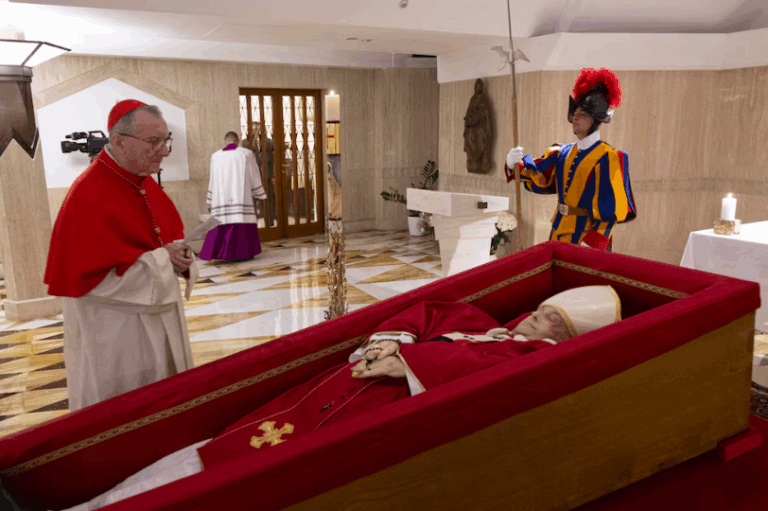 El Vaticano revela las primeras imágenes del papa Francisco tras su fallecimiento