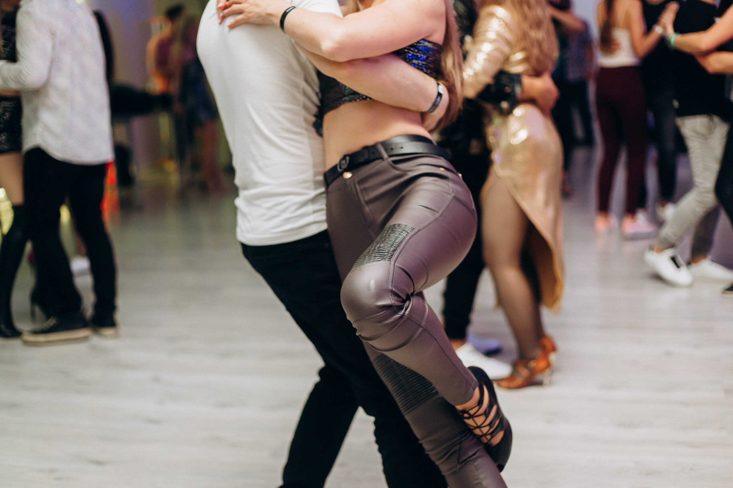 Bailando en el Río: Una invitación a la comunidad para moverse al ritmo latino 1 AdobeStock 503328530