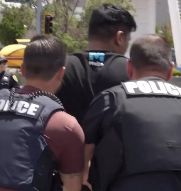Captado en cámara, quedó el arresto de dos sujetos por presuntamente robarle todos los ahorros de vida a una mujer mayor