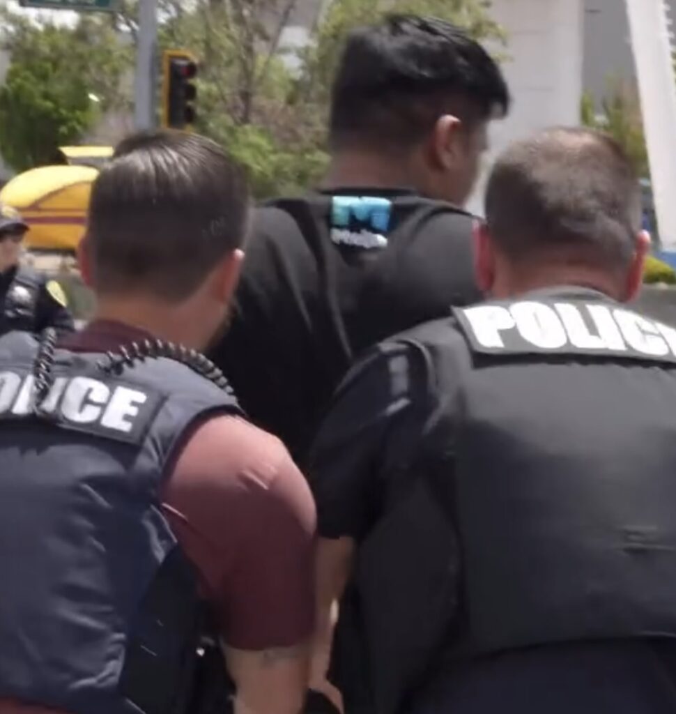 Captado en cámara, quedó el arresto de dos sujetos por presuntamente robarle todos los ahorros de vida a una mujer mayor