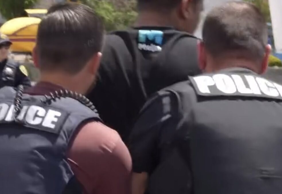 Captado en cámara, quedó el arresto de dos sujetos por presuntamente robarle todos los ahorros de vida a una mujer mayor