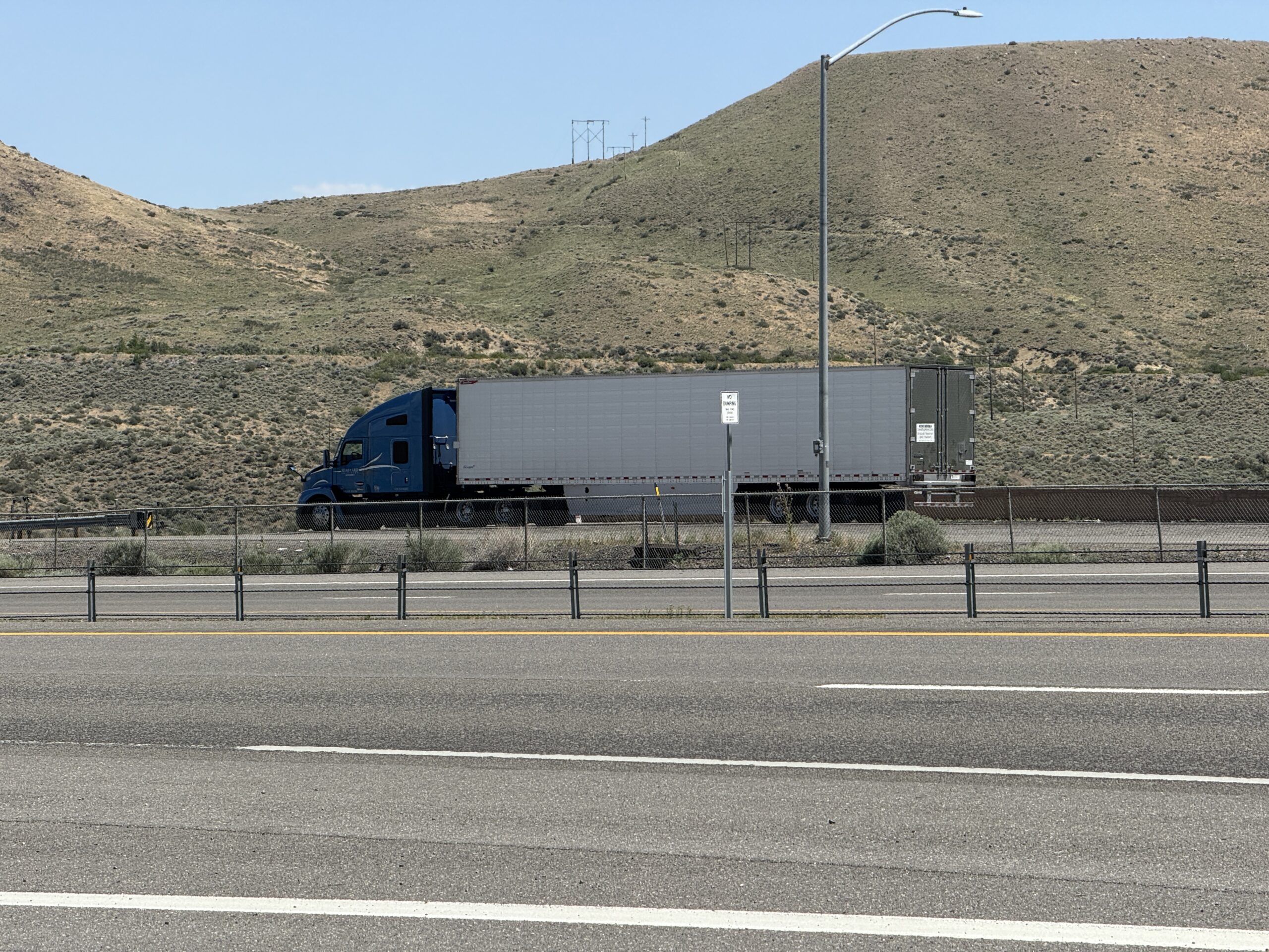 Entra en vigor la orden ejecutiva del presidente Trump que exige que los camioneros hablen y entiendan inglés al realizar su trabajo 1 IMG 3735