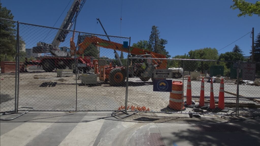 Las lluvias generan preocupación en la construcción del puente en la calle Arlington