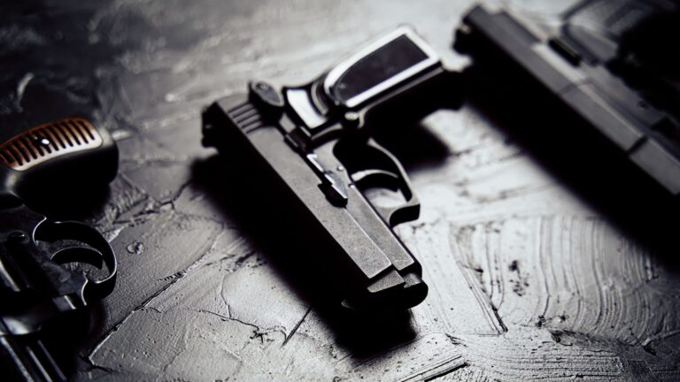 4 menores de edad detenidos con 3 peligrosas pistolas sin número de serie
