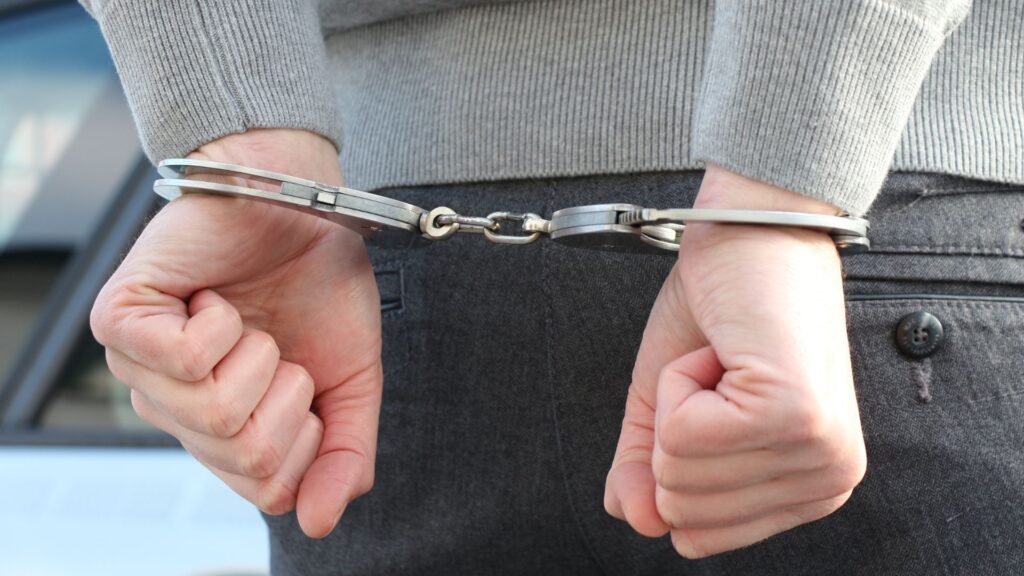 Robo de vehículo en Elko termina con 1 arresto tras hallazgo de arma ilegal