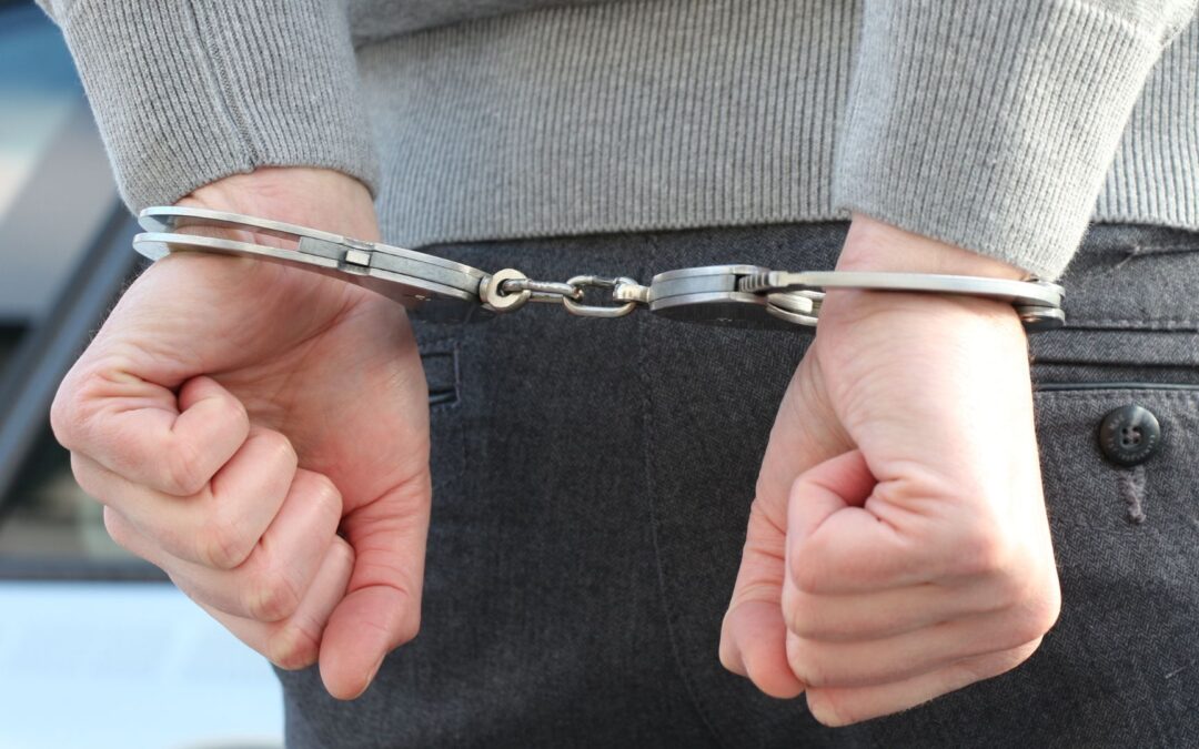 Robo de vehículo en Elko termina con 1 arresto tras hallazgo de arma ilegal