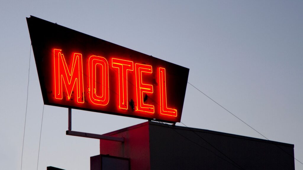 Un motel es cerrado por una fuga de aguas negras, desplazando a 29 residentes