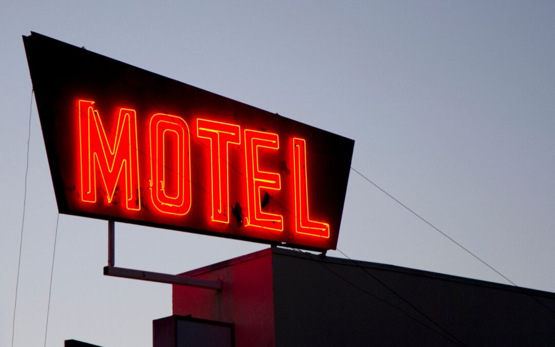 Un motel es cerrado por una fuga de aguas negras, desplazando a 29 residentes