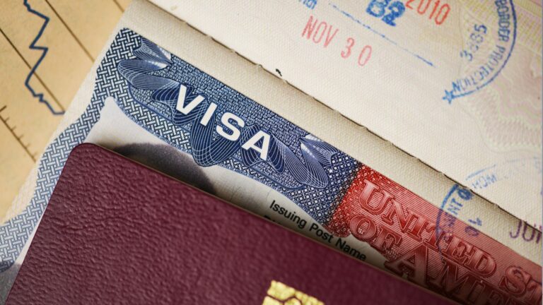 Administración Trump inicia revisión masiva de 55 millones de visas que podría terminar en deportación