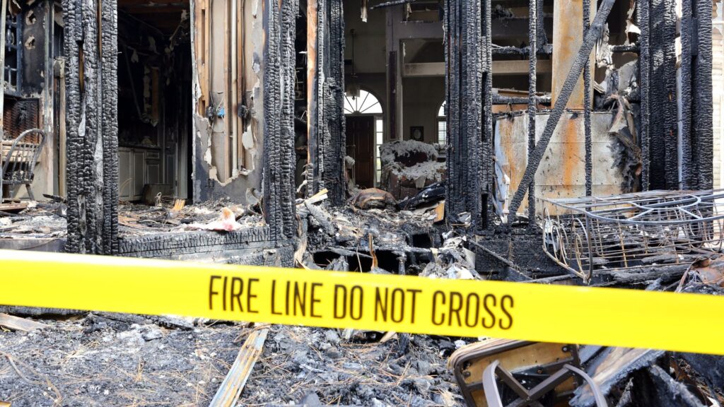 Rescatan a un hombre de un incendio residencial