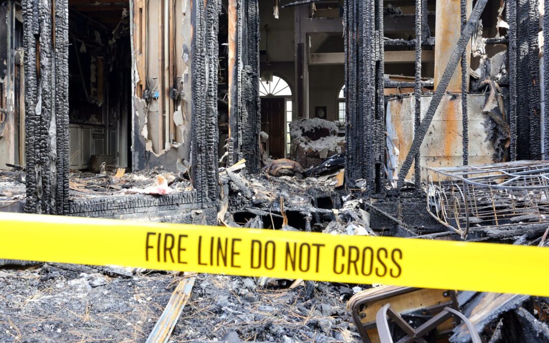 Rescatan a un hombre de un incendio residencial