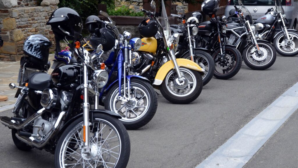 Menores en motocicletas eléctricas ilegales hieren a un ciclista