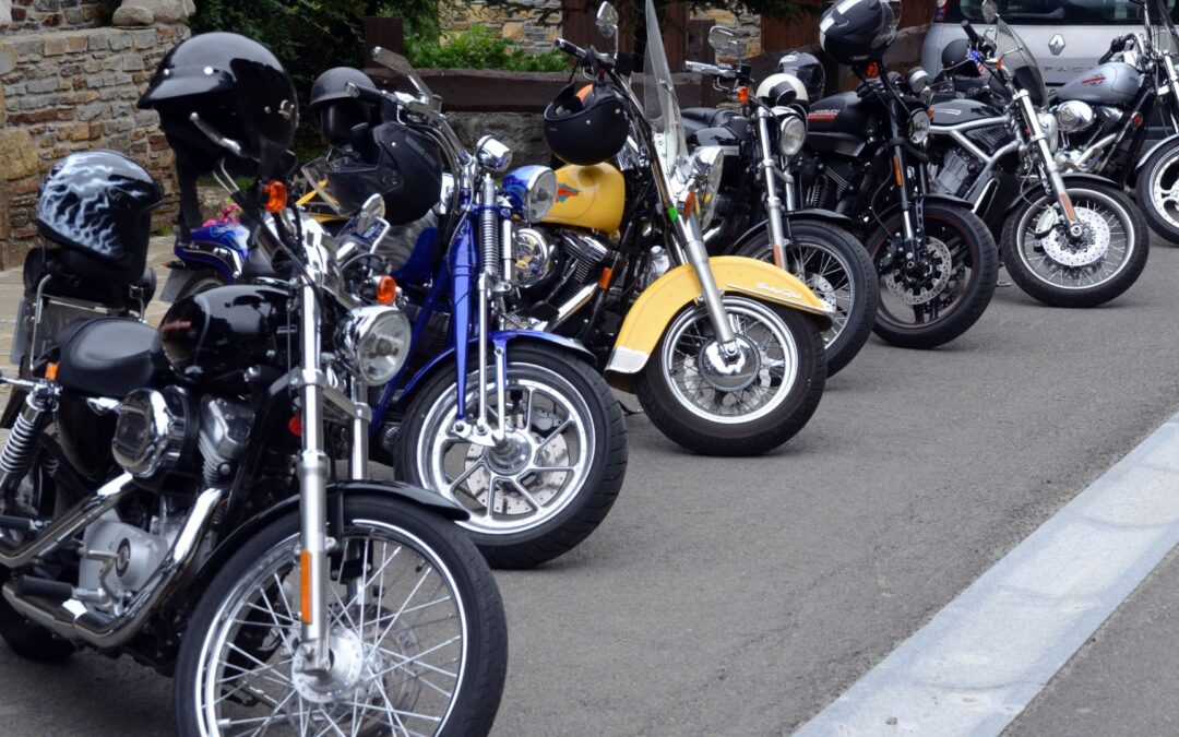 Menores en motocicletas eléctricas ilegales hieren a un ciclista