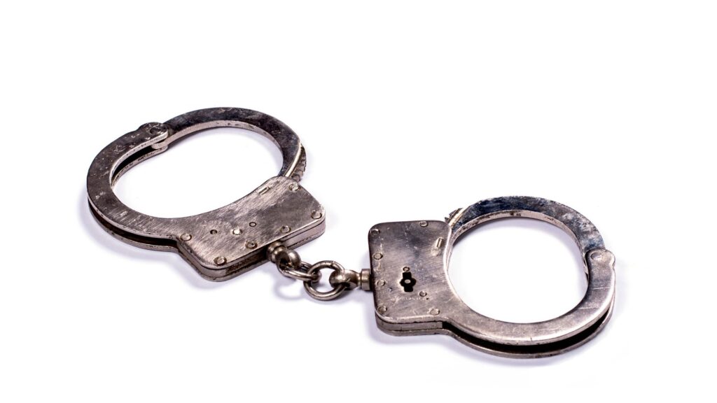 Hombre arrestado al regresar a recuperar un vehículo con drogas en el estacionamiento de una cárcel