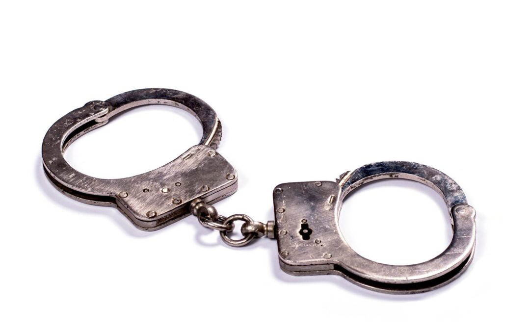 Hombre arrestado al regresar a recuperar un vehículo con drogas en el estacionamiento de una cárcel