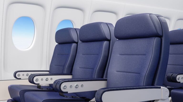 La nueva y polémica política de Southwest que exige comprar 2 asientos a pasajeros