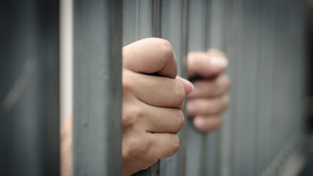 Fiscal arrestado por cargos de conducta obscena