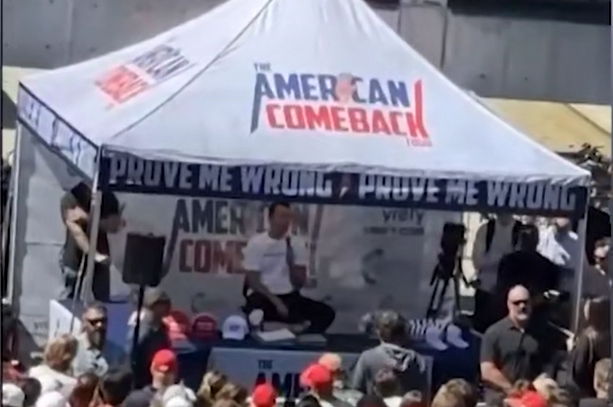 Líder conservador Charlie Kirk es baleado durante un evento universitario