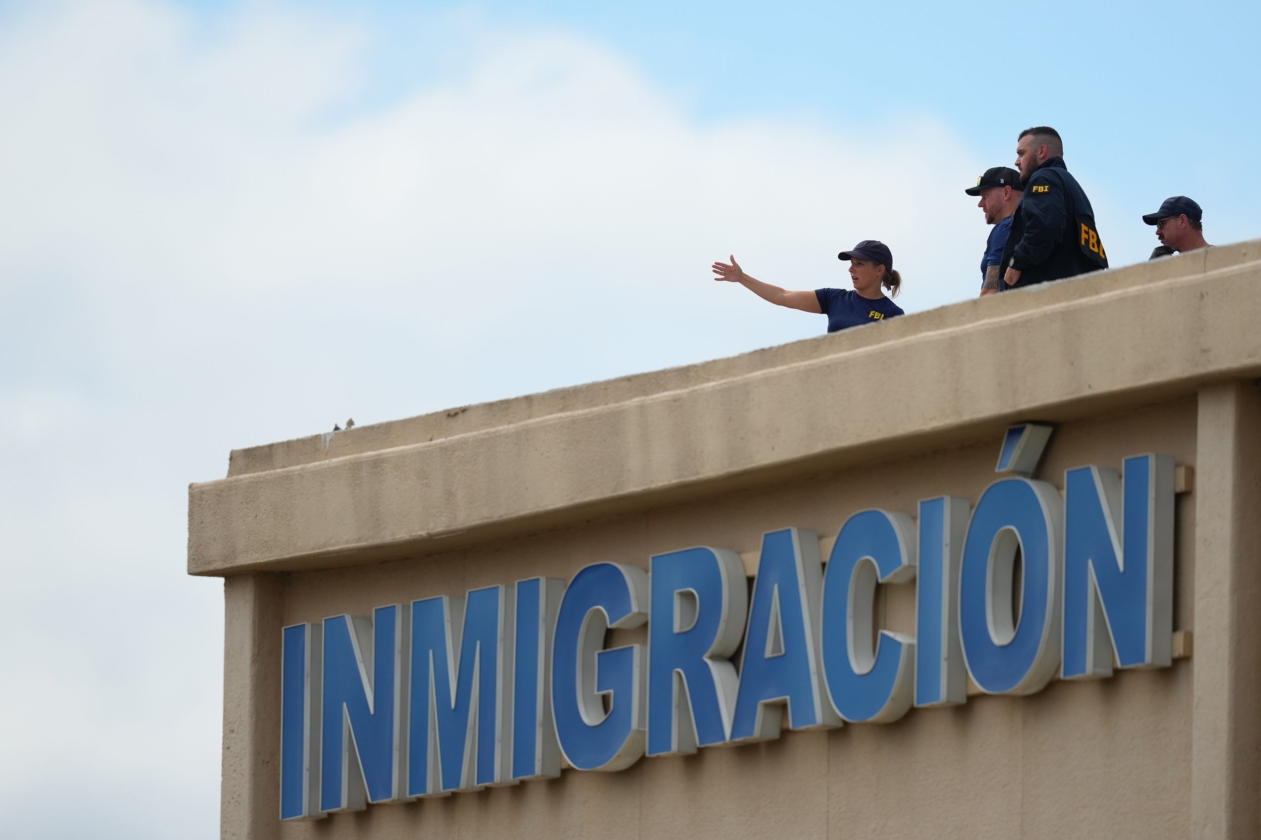 Los detenidos y las víctimas del ataque a ICE Dallas 1 cnn L19jb21wb25lbnRzL2ltYWdlL2luc3RhbmNlcy9jbWZ6b3JvZHQwMDQ5MjZwNTllZ2Y3aWdz L19jb21wb25lbnRzL2FydGljbGUvaW5zdGFuY2VzL2NtZnpvcm9kdTAwNG8yNnA1N3JvejNkOTQ 1