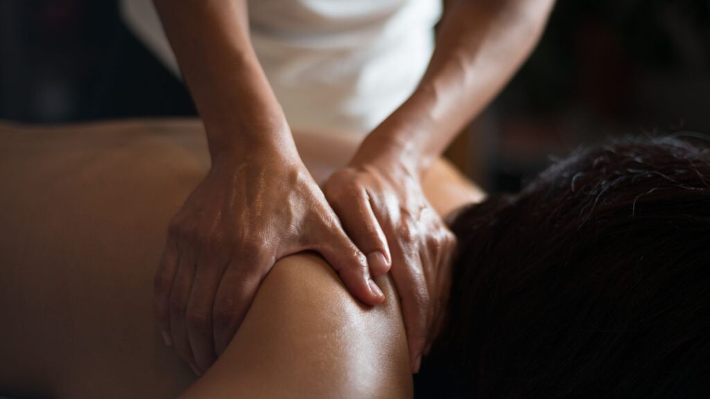 Clausuran 1 negocio de masajes que operaba como fachada para prostitución