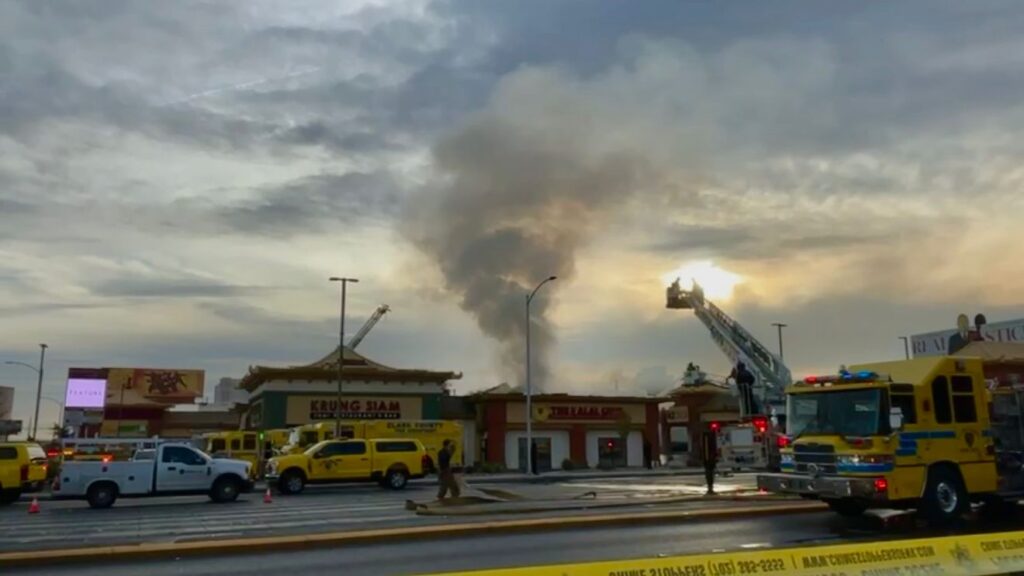 Incendio masivo destruye comercios en Chinatown de Las Vegas