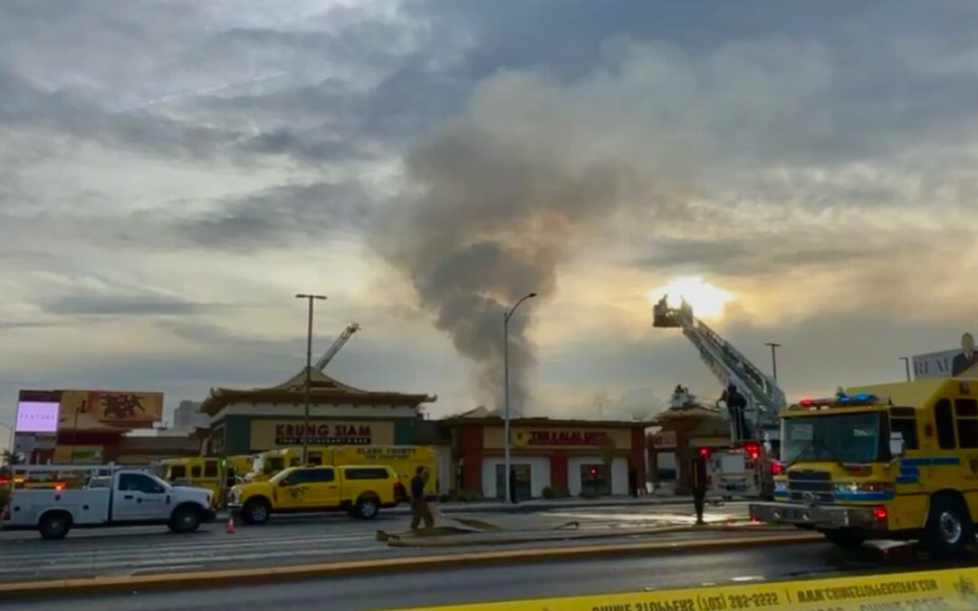Incendio masivo destruye comercios en Chinatown de Las Vegas