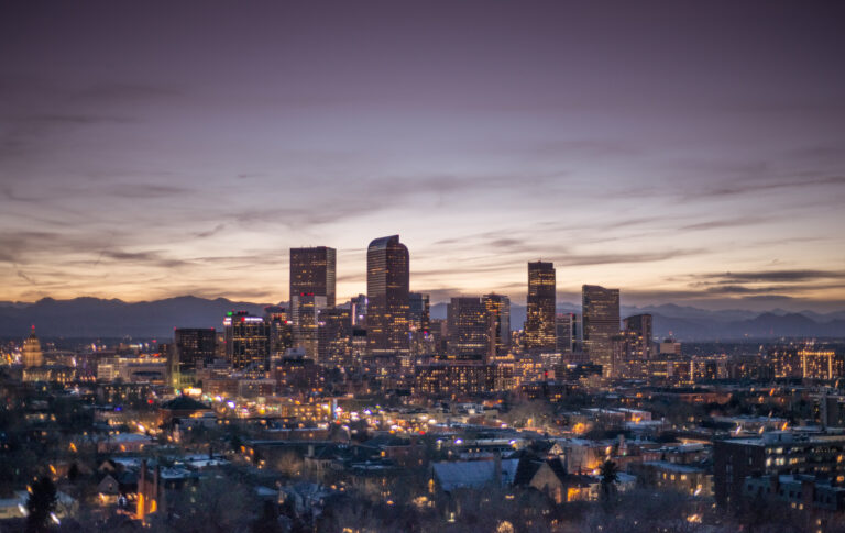 Incremento del salario mínimo en Denver a $19.29 en 2026: Un ajuste necesario ante el costo de vida