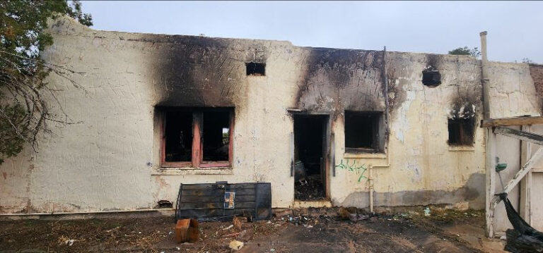 Bomberos de Las Cruces Controlan Incendio en Vivienda Abandonada Sin Lesionados