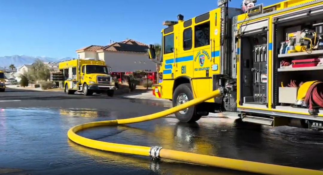 Tragedia en Las Vegas: Un fallecido y tres bomberos heridos en colapso tras incendio residencial