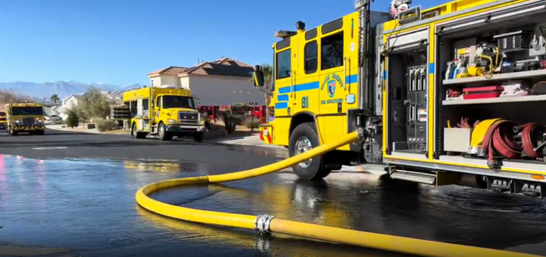 Tragedia en Las Vegas: Un fallecido y tres bomberos heridos en colapso tras incendio residencial
