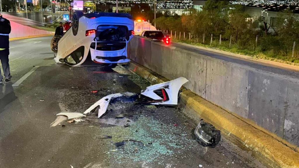 Accidente de auto en Monterrey: joven de 17 años vuelca su vehículo en la avenida Leones | VIDEO