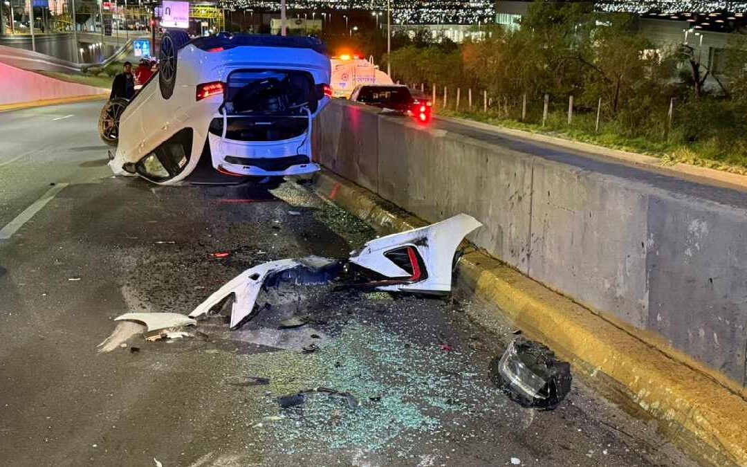 Accidente de auto en Monterrey: joven de 17 años vuelca su vehículo en la avenida Leones | VIDEO