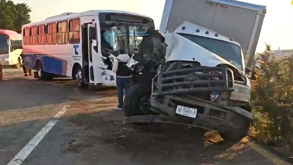 Accidente de Choque Múltiple en la Carretera Guadalajara-Colima Deja 18 Lesionados, Incluida una Mujer Embarazada