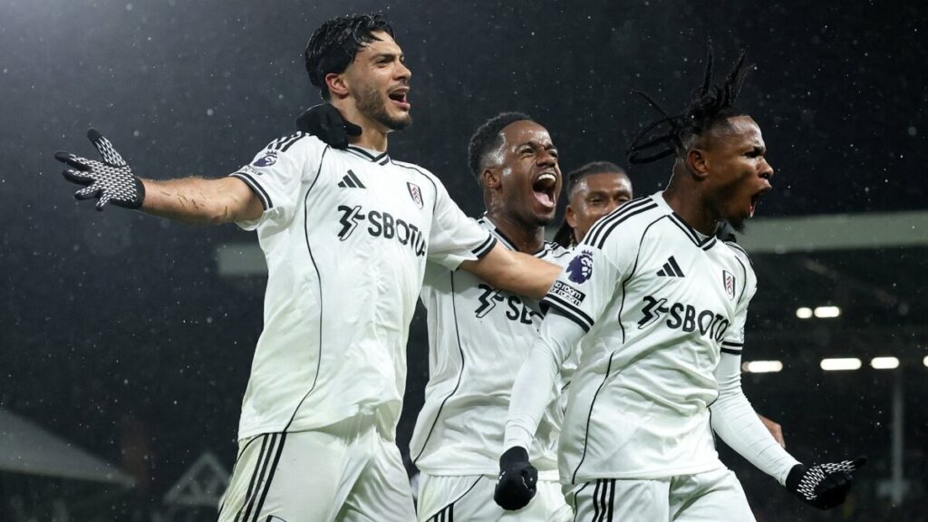 Fulham Busca Potenciar Su Delantera con un Competidor para Raúl Jiménez