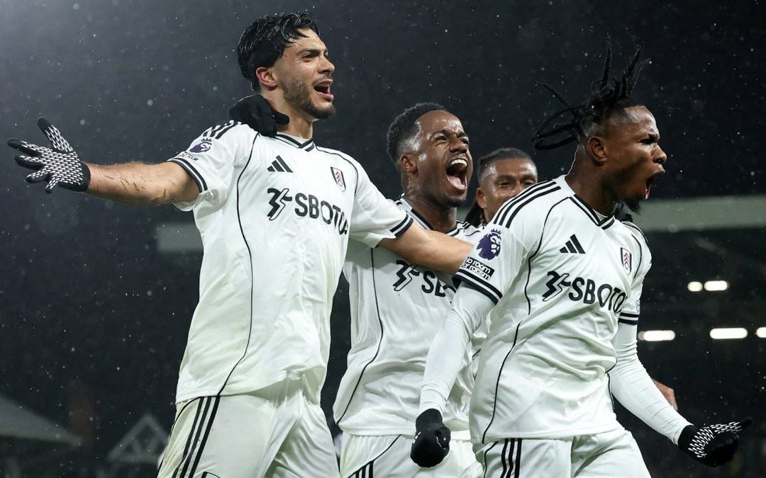 Fulham Busca Potenciar Su Delantera con un Competidor para Raúl Jiménez