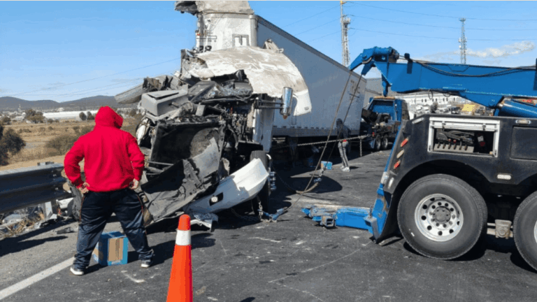 Volcadura de tráiler en carretera Querétaro-San Luis Potosí: Accidentes y rapiña de productos de limpieza