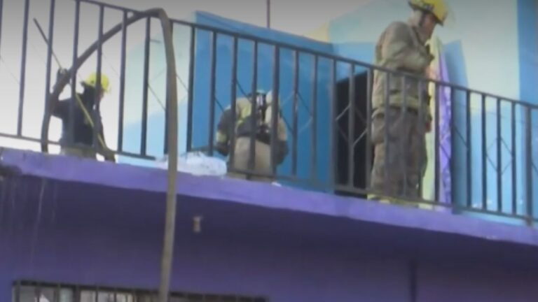 Incendio en Torreón moviliza cuerpos de emergencia para rescatar a adulto mayor