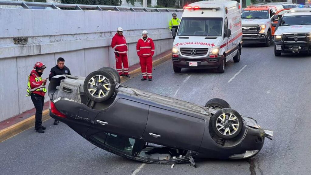 Volcadura vehicular en Avenida Garza Sada y Lázaro Cárdenas causa obstrucción vial en Monterrey